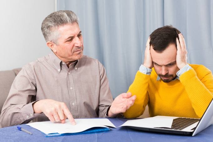 7 ERROS que os pais cometem na hora de dar MESADA – Dinheiro à Vista