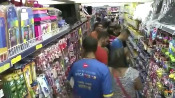 Hora de repor o material da garotada