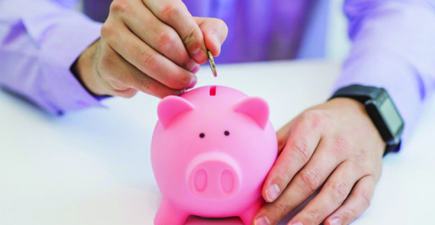 13º salário: pagar dívidas, fazer compras de fim de ano ou investir?