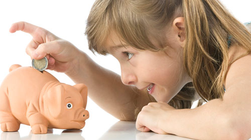Como ensinar a criança a guardar dinheiro nos cofrinhos