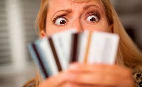 Aumento no uso do cartão de crédito leva ao atraso no pagamento das faturas