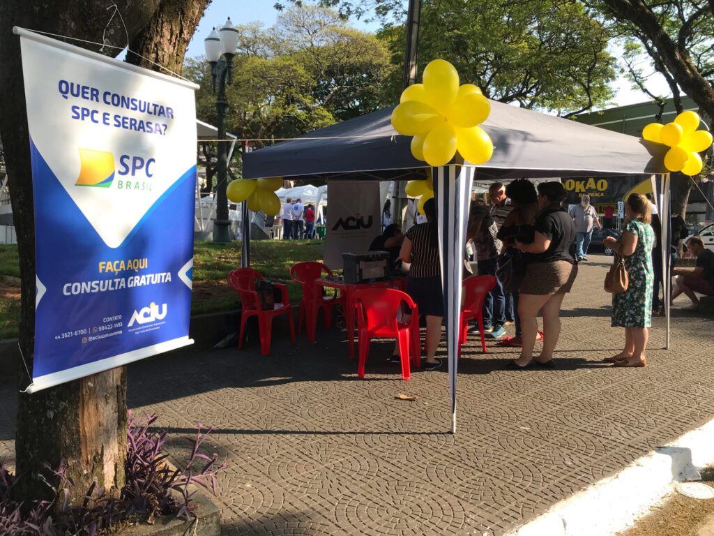 Jovens levam pais para o SPC